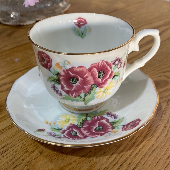 Crown Ceramics Ltd. India Fine bone China Teacup and saucer. Floral w gold trim - Picture 1 of 10